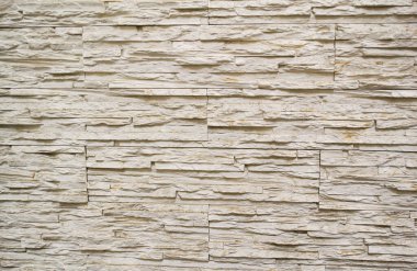 Duvar kiremitleri beyaz ve bej taşı şeklinde tamamlıyor..