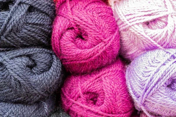 Nahaufnahme Von Garnknäueln Rosa Fuchsia Und Grauen Pastelltönen Fadenhintergrund — Stockfoto