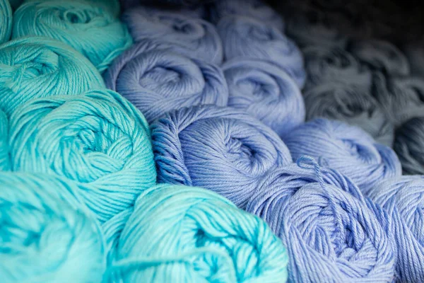 Turkuaz renkli, mavi ve gri renkli iplikçiklerin yakın plan görüntüsü. İp arkaplanı.