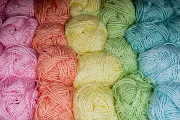 Turkuaz, mavi, sarı, turuncu ve yeşil renkte ipliklerin yakın plan görüntüsü. İp arkaplanı.
