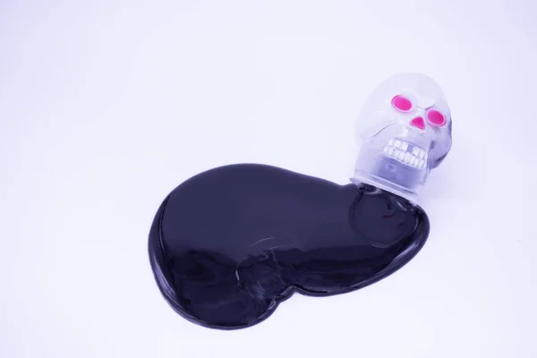 Muco Preto Flui Para Fora Embalagem Plástico Forma Crânio Com — Fotografia de Stock