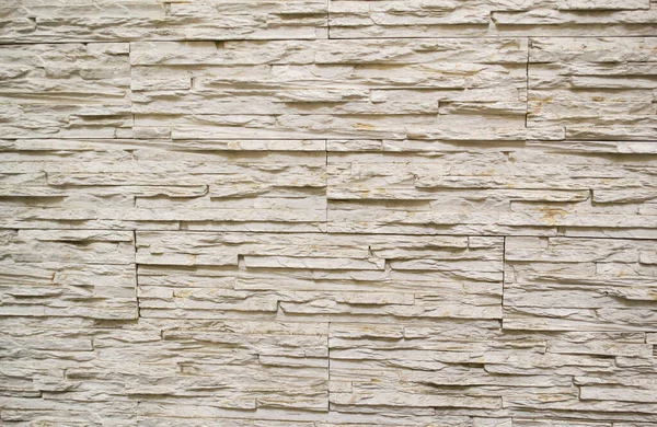 Duvar kiremitleri beyaz ve bej taşı şeklinde tamamlıyor..