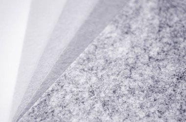 Gri rengin, karanlıktan aydınlığa farklı tonlarının keçeli kalemlerini yakın çekim. Gri spektrum. Uzayı kopyala Solda, açık gri arkaplanda - metin için bir yer.