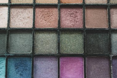 Paleti çok renkli göz farıyla kapat. Makyaj rengi, mavi, turkuaz ve pembe..