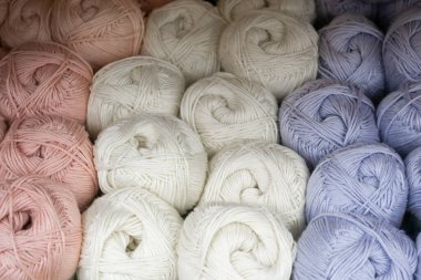 İp, mavi, beyaz ve pembe pastel renklerin yakın plan görüntüsü. İp arkaplanı.