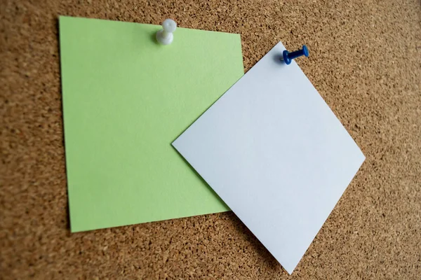 Два Паперові Ноти Зелено Білого Кольору Пробковій Дошці Прикріплені Білим — стокове фото