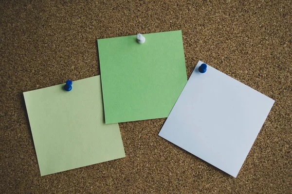 Trzy Notatki Papierowe Kolorze Zielonym Białym Żółtym Tablicy Korkowej Przymocowanej — Zdjęcie stockowe