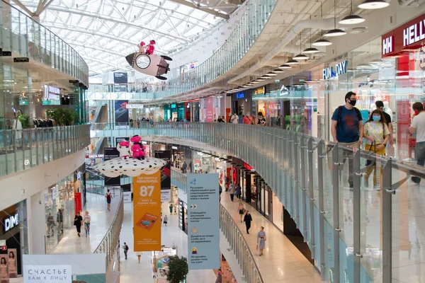 Moskova, Rusya, Temmuz 2020: Büyük bir alışveriş merkezi, yukarıdan bir manzara, koruyucu maskeli ve onlarsız bir sürü insan..