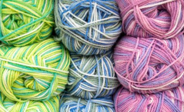 Karmaşık ipliklerden oluşan karışık pastel renkler, beyaz, mavi, sarı, yeşil ang pembesi. Tartışmalar arka planı.