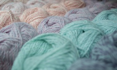 Leylak pembesi iplikçiklerin yakın plan görüntüsü, yeşil ve mavi renkli bulanık renkler. İp arkaplanı.