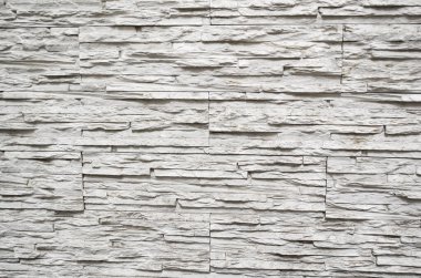 Duvar kiremitleri beyaz ve gri yaşlanmış taş şeklinde tamamlıyor..