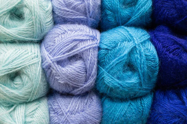 Nahaufnahme Von Garnknäueln Türkis Blau Und Lila Pastellfarben Fadenhintergrund — Stockfoto