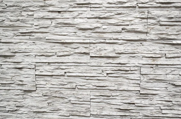 Duvar kiremitleri beyaz ve gri yaşlanmış taş şeklinde tamamlıyor..