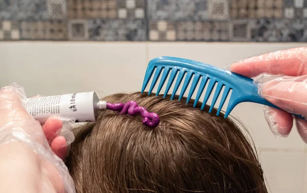 Moskau Russland Januar 2020 Blonde Haare Hause Färben Handschuhhände Drücken — Stockfoto