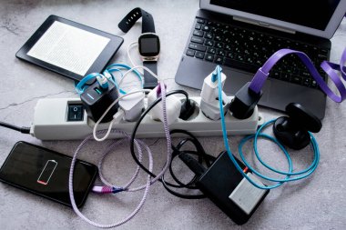 Birçok cihaz - akıllı telefon, kablosuz kulaklık, dizüstü bilgisayar, akıllı saat, kamera bataryası ve e-kitap bir güç bandı ile şarj edilir.