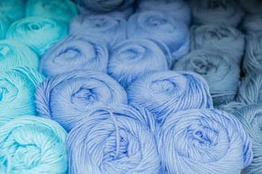Turkuaz renkli, mavi ve gri renkli iplikçiklerin yakın plan görüntüsü. İp arkaplanı.
