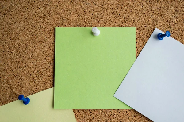 Três Notas Papel Verde Branco Amarelo Uma Placa Cortiça Anexado — Fotografia de Stock