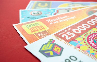 Moskova, Rusya, Temmuz 2020: Rus piyango biletlerini kırmızı arka planda yakın plan. Rus Lotosu.