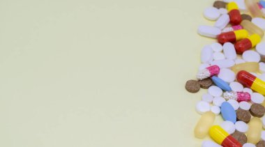 Renkli hapları ve sağdaki hapları kapat. Sarı arkaplan, boşluğu kopyala.