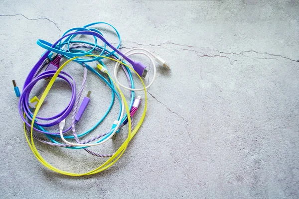 Montón Cables Colores Para Cargar Aparatos Sobre Fondo Hormigón Gris — Foto de Stock