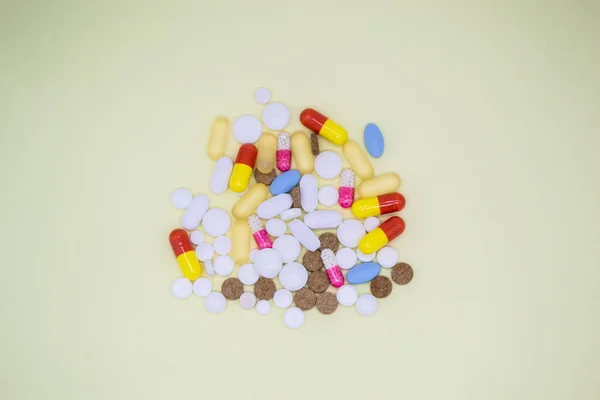 Spousta Barevných Pilulek Světle Žlutém Pozadí — Stock fotografie