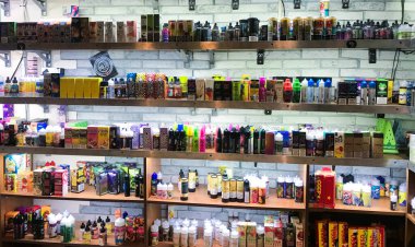 Moskova, Rusya, Temmuz 2019: Vape shop. Vaping, sıvı, aerosol ve elektronik sigara için çeşitli ürünler içeren raflar..