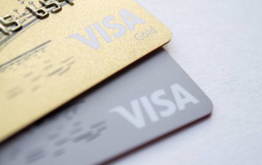 Moskova, Rusya, Ağustos 2019: Kredi kartları: Vize altın ve Visa - yakın plan logoları. Küresel finansal kapasiteler, finansal planlama ve dünya seyahati kavramı. Boşluğu kopyala.