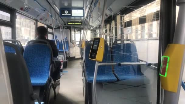 Lihat Dalam Bus Kosong Dengan Satu Penumpang Bis Berjalan Melalui — Stok Video