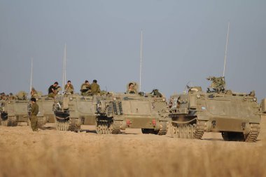 Güney İsrail 21 Temmuz 2014 İsrail silahlı kuvvetleri çatışma sırasında Gazze Şeridi 'ne ilerliyor.