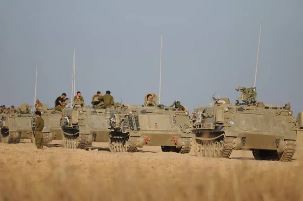 Güney İsrail 21 Temmuz 2014 İsrail silahlı kuvvetleri çatışma sırasında Gazze Şeridi 'ne ilerliyor.