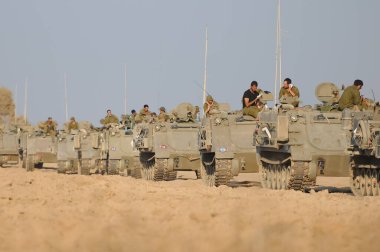 Güney İsrail 21 Temmuz 2014 İsrail silahlı kuvvetleri çatışma sırasında Gazze Şeridi 'ne ilerliyor.