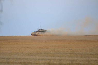 Güney İsrail 21 Temmuz 2014 İsrail silahlı kuvvetleri çatışma sırasında Gazze Şeridi 'ne ilerliyor.