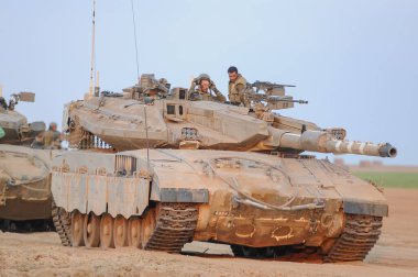 Güney İsrail 21 Temmuz 2014 İsrail silahlı kuvvetleri çatışma sırasında Gazze Şeridi 'ne ilerliyor.