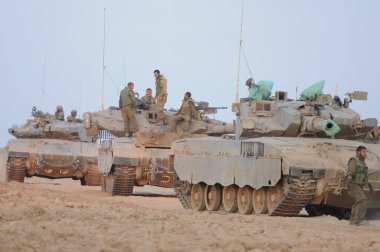 Güney İsrail 21 Temmuz 2014 İsrail silahlı kuvvetleri çatışma sırasında Gazze Şeridi 'ne ilerliyor.