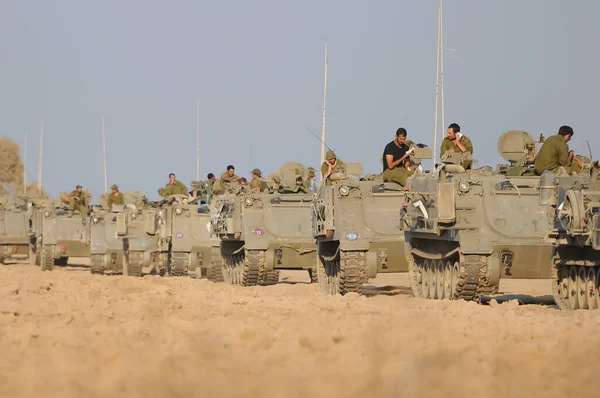Güney İsrail 21 Temmuz 2014 İsrail silahlı kuvvetleri çatışma sırasında Gazze Şeridi 'ne ilerliyor.