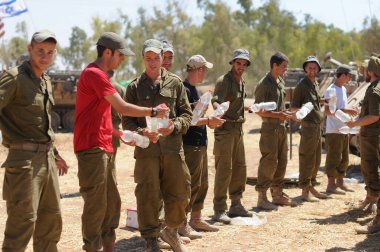 Güney İsrail 3 Ağustos 2014 'te bir çatışma sırasında Gazze sınırının yanında İsrail askerleri