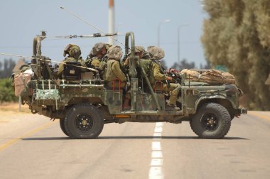 Güney İsrail 17 Temmuz 2014 Uzay Kuvvetleri Özel Aracı Gazze Şeridi 'ne gidiyor.