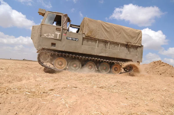 Güney İsrail 19 Temmuz 2014 'te bir çatışma sırasında Gazze sınırının yanındaki ağır bombardıman uçağı