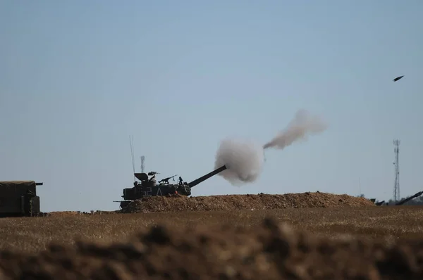 Güney İsrail 17 Temmuz 2014. Topçu birlikleri Gazze Şeridi 'ni bombaladı.