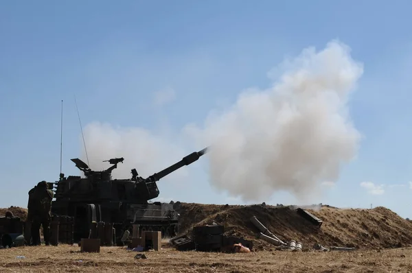 Güney İsrail 17 Temmuz 2014. Topçu birlikleri Gazze Şeridi 'ni bombaladı.