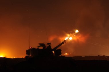 Güney İsrail 17 Temmuz 2014. Topçu birlikleri Gazze Şeridi 'ni bombaladı.