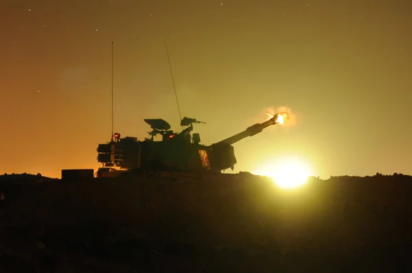 Güney İsrail 17 Temmuz 2014. Topçu birlikleri Gazze Şeridi 'ni bombaladı.