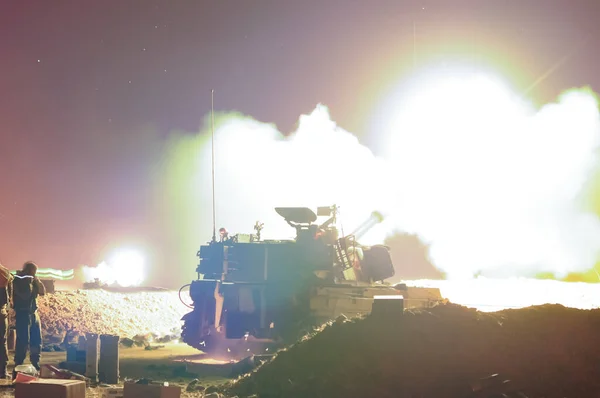 Güney İsrail 17 Temmuz 2014. Topçu birlikleri Gazze Şeridi 'ni bombaladı.