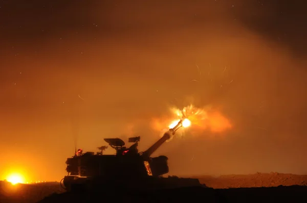 Güney İsrail 17 Temmuz 2014. Topçu birlikleri Gazze Şeridi 'ni bombaladı.