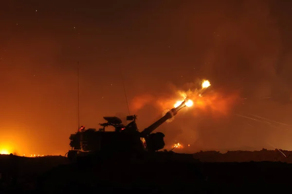 Güney İsrail 17 Temmuz 2014. Topçu birlikleri Gazze Şeridi 'ni bombaladı.