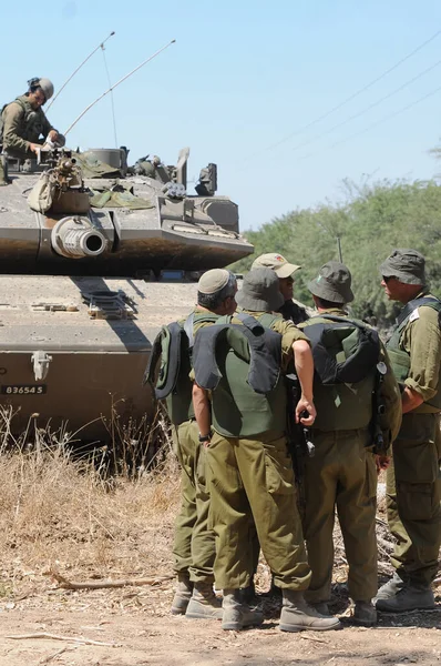 South Israel July 2014 Israeli Soldiers Next Tank Gaza Border — Stock Photo, Image