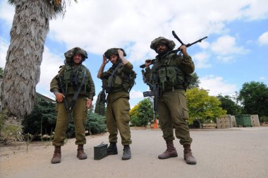 Güney İsrail 17 Temmuz 2014 Kibbutz 'da bir çatışma sırasında Gazze sınırının yanında İsrail askerleri
