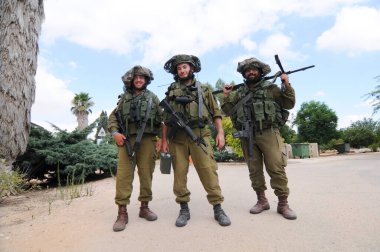 Güney İsrail 17 Temmuz 2014 Kibbutz 'da bir çatışma sırasında Gazze sınırının yanında İsrail askerleri