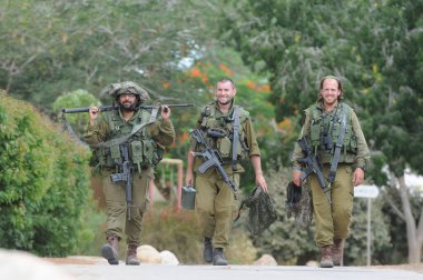 Güney İsrail 17 Temmuz 2014 Kibbutz 'da bir çatışma sırasında Gazze sınırının yanında İsrail askerleri