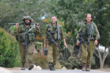Güney İsrail 17 Temmuz 2014 Kibbutz 'da bir çatışma sırasında Gazze sınırının yanında İsrail askerleri